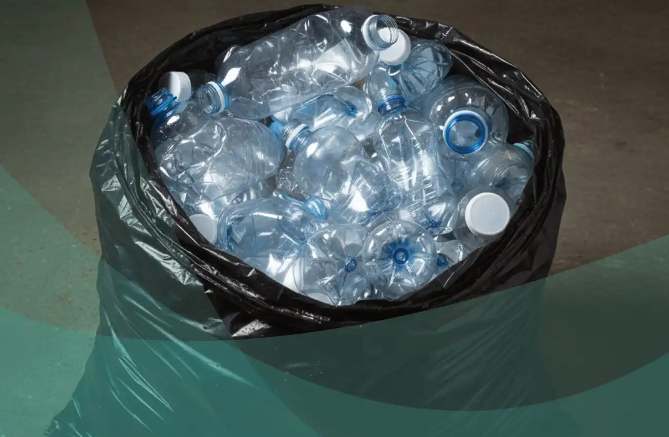 Worek pełen butelek plastikowych