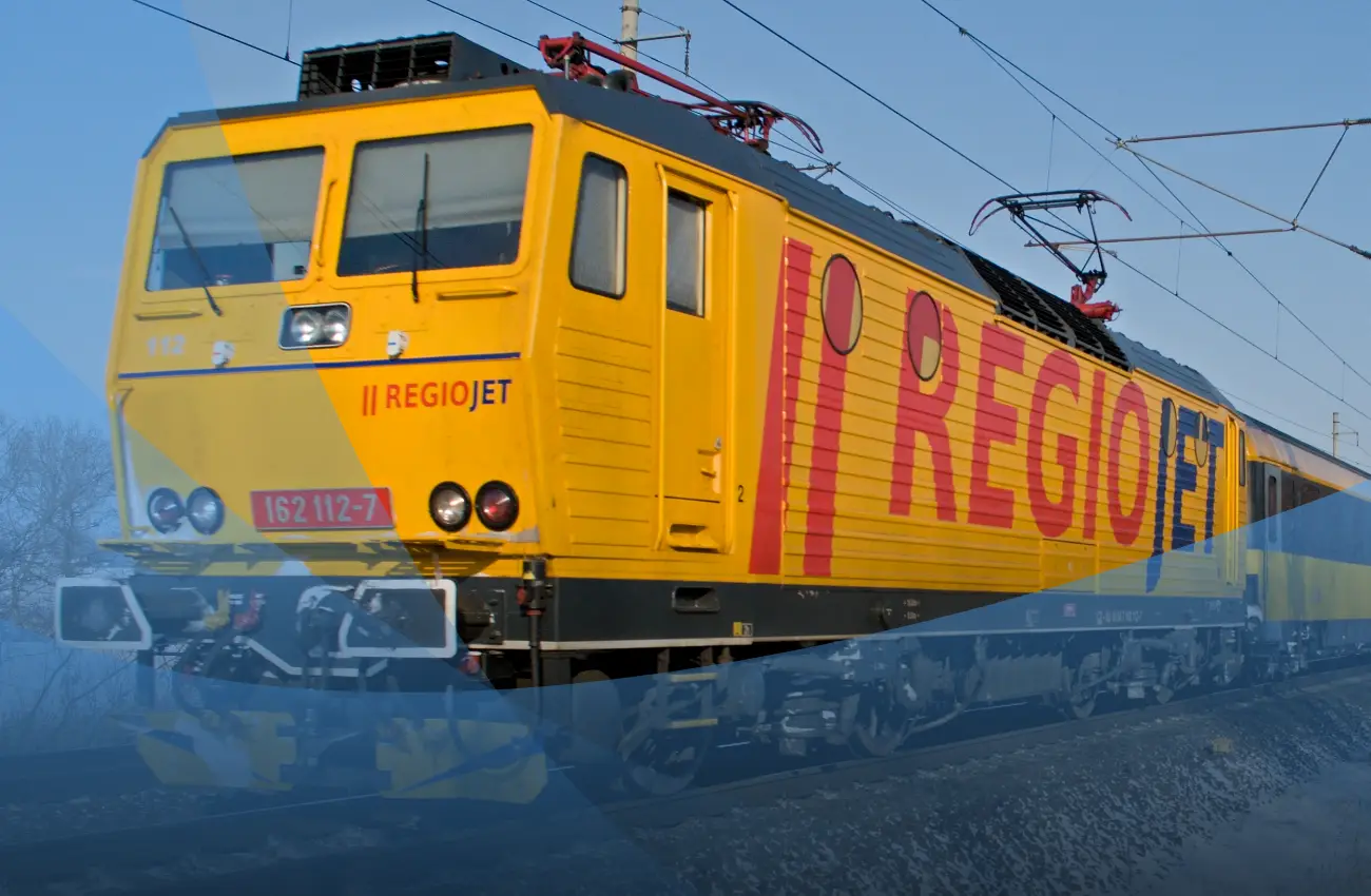 Ryanair przynajmniej dowiezie - RegioJet zostawia na peronie